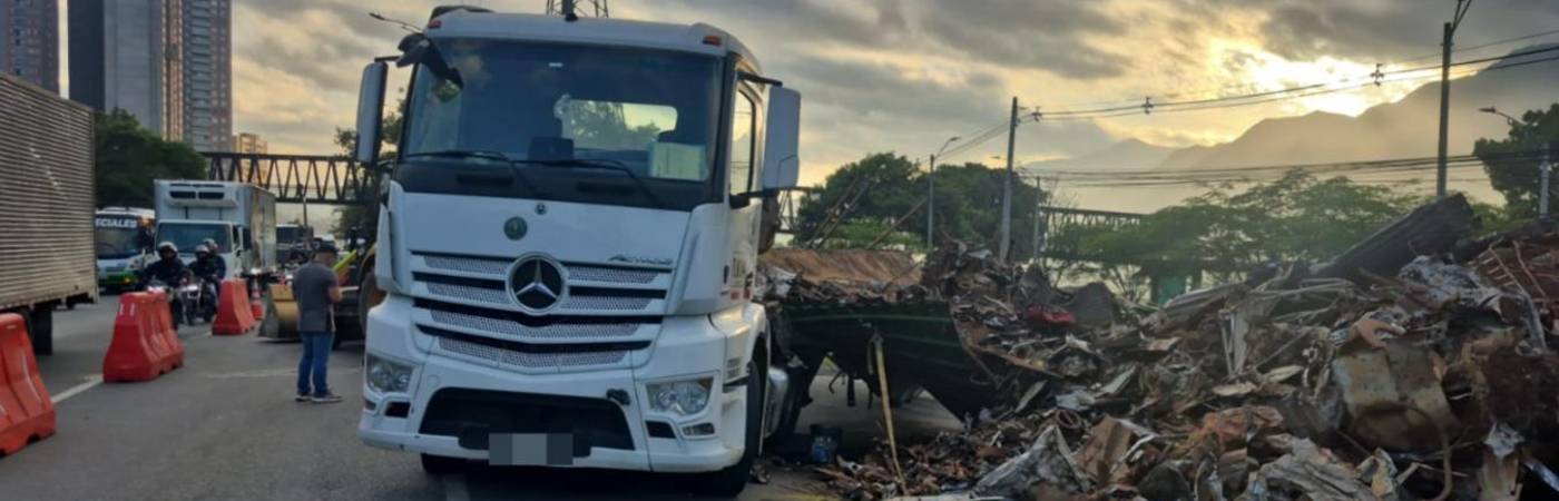 Volcamiento de vehículo en el retorno del batallón Pedro Nel Ospina, en la autopista Norte. FOTO: SISTEMA DE INFORMACIÓN VIAL DE BELLO