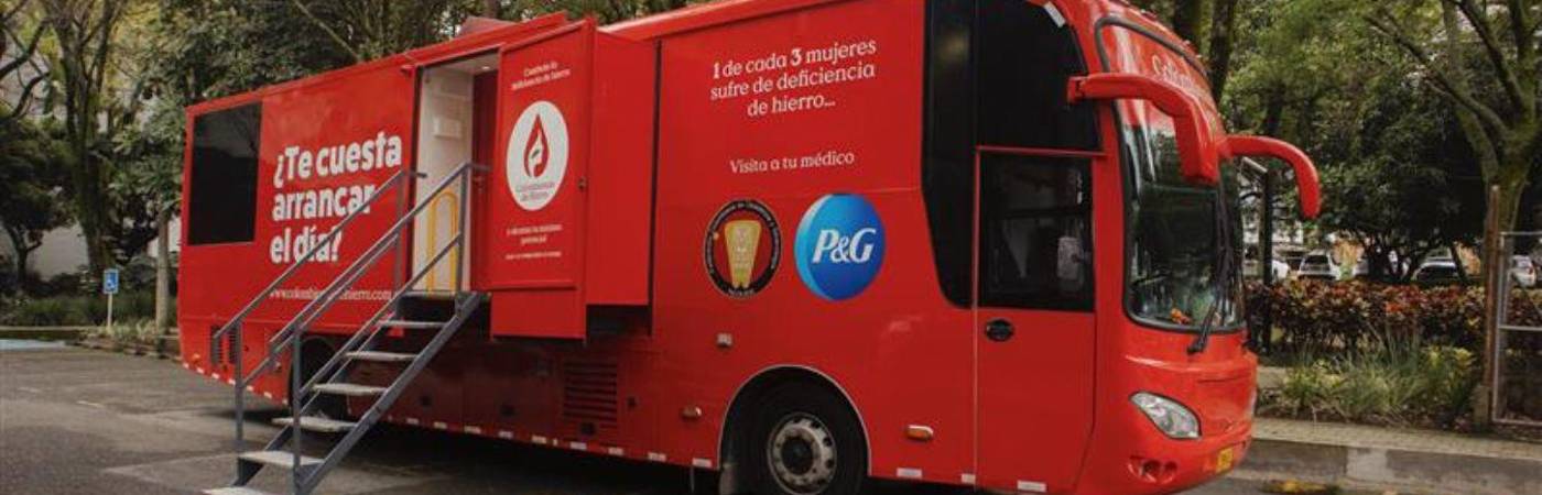 La anemia por deficiencia de hierro afecta al 16 % de la población mundial y en el bus se encuentra asesoría para identificar si es uno de los afectados. / FOTO: CORTESÍA COLOMBIANAS DE HIERRO