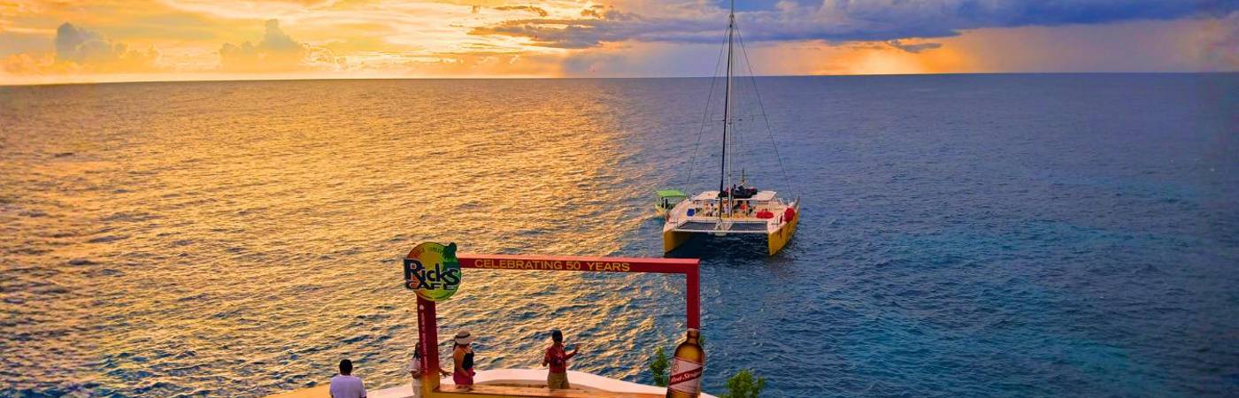 Atardecer en el Risk’s Café, inaugurado en 1974 como el primer bar y restaurante público de su tipo en los acantilados de West End en Negril, Jamaica. FOTO: JENNIFER VILLAFAÑE