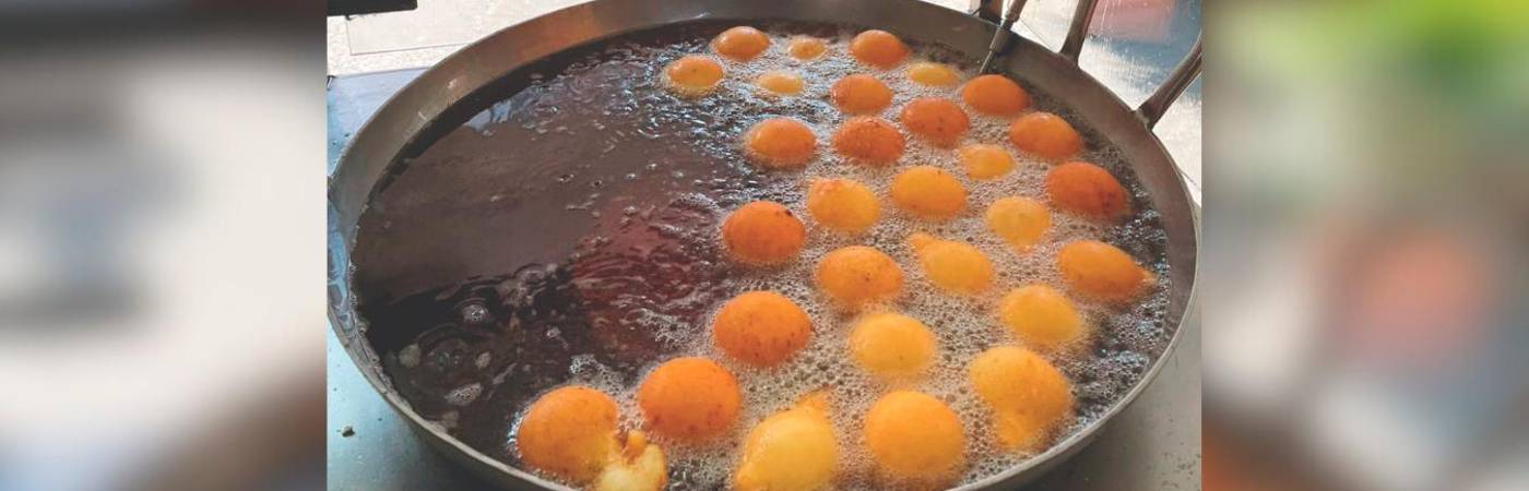 Los buñuelos son el gancho en muchas panaderías, no en vano suelen fritarlos en la entrada de las mismas. FOTO: JAIDER ESCOBAR