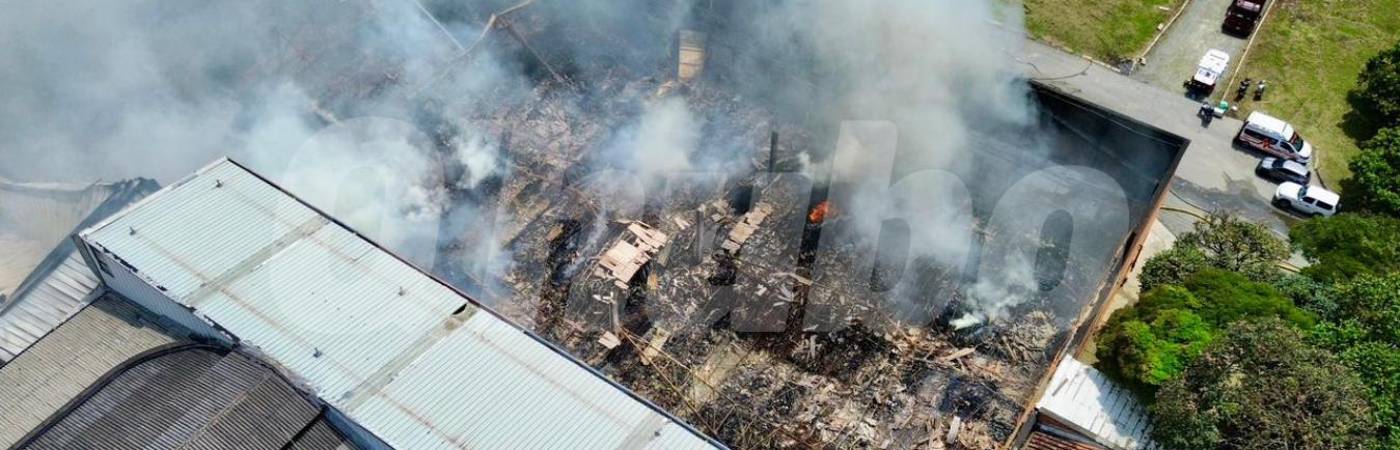Así se encontraba el lugar del incendio en la mañana de este martes. FOTO: MANUEL SALDARRIAGA