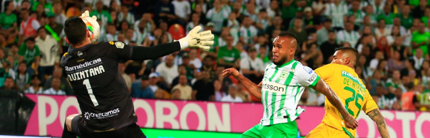 A Aldair Quintana (1) se le volvió costumbre ser figura cada que visita el Atanasio Girardot, donde al final del juego pidieron la salida de Gandolfi. /FOTO: CAMILO SUÁREZ.