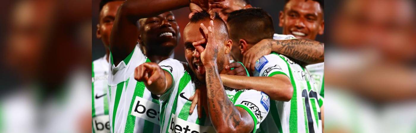 El delantero atlanticense, Andrés Sarmniento (centro), no se quedó con las ganas de celebrar en el arco contrario. / FOTO: MANUEL SALDARRIAGA