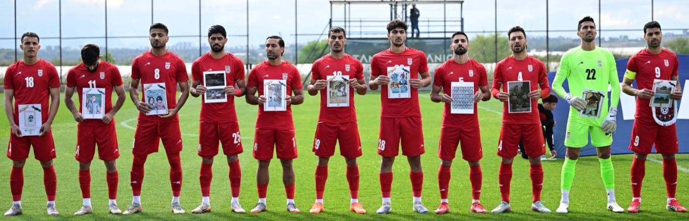 Los jugadores de Irán salieron a la cancha y posaron con fotos de niños asesinados en los bombardeos por Estados Unidos. FOTO: GETTY IMAGES