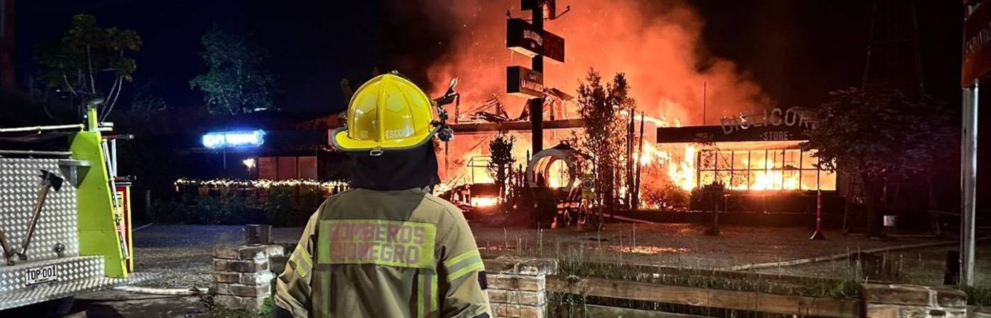 Atención del Cuerpo de Bomberos Rionegro en la emergencia. FOTO: CORTESÍA ALCALDÍA DE RIONEGRO