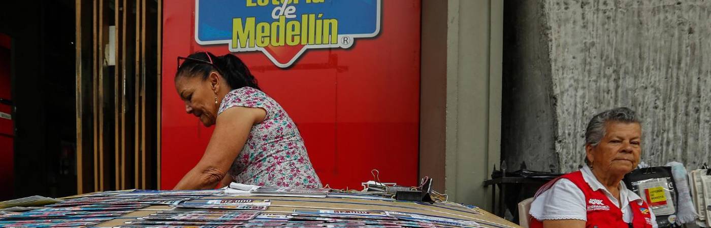 Venta de billetes de lotería. FOTO: MANUEL SALDARRIAGA