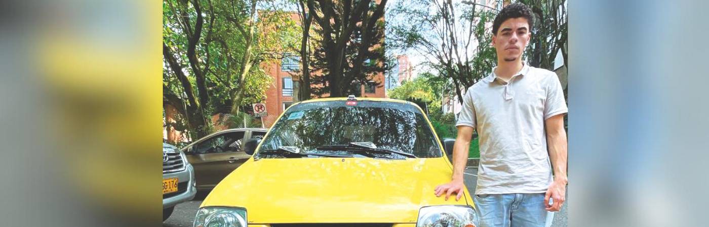 El antioqueño Luis Felipe Victoria Franco empezó a manejar taxi hace 3 años para ayudarse con sus gastos, pero a la par estudia pensando en trascender profesionalmente. FOTO: JAIDER ESCOBAR