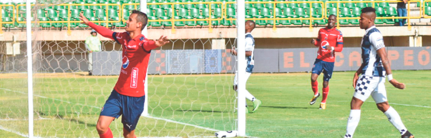 Andrés Ricaurte (izq.) fue el último jugador de Medellín en anotarle de visitante a Boyacá Chicó. /FOTO: COLPRENSA