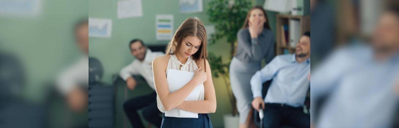 El acoso laboral puede ser perpetrado por un superior jerárquico, un compañero de trabajo o incluso un subordinado. / FOTO: CANVA 