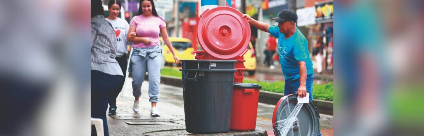 Las canecas, que van desde los 10 hasta los 130 litros, están exhibidas en la entrada de los locales de los distintos sectores de Bello, para no perder ni una sola venta. /FOTOS: MANUEL SALDARRIAGA