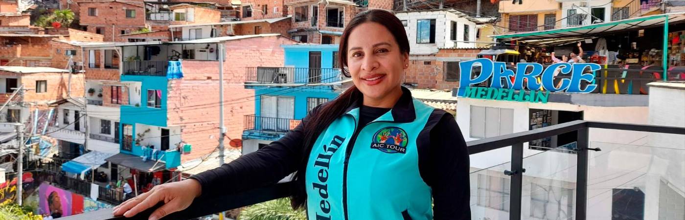 Maryori Uribe creó su propia empresa de guía turística llamada AIC Tour Medellín. Los turistas la buscan por su buena energía. /FOTO: DANIEL GONZÁLEZ JARAMILLO