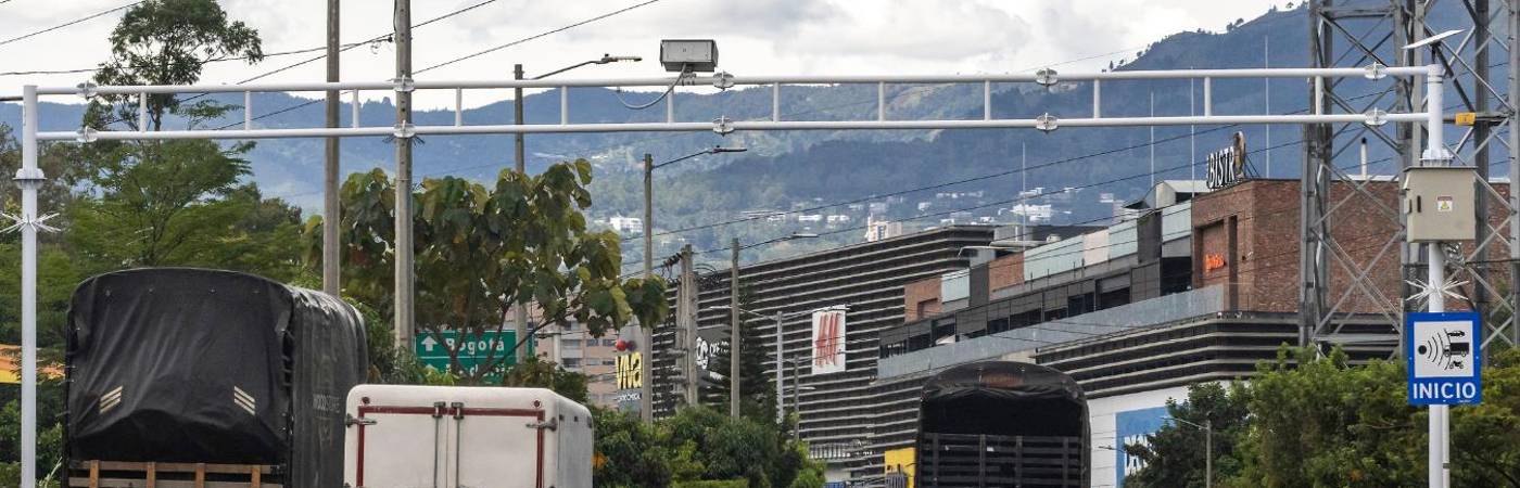 Esta es una de las nuevas cámaras de fotodetección de Envigado. Está ubicada en la avenida Regional antes del Viva Envigado. FOTO: CAMILO SUÁREZ
