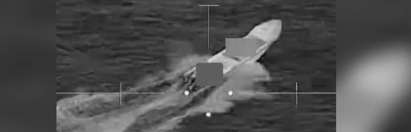 Grabación del momento en el que fue bombardeada la embarcación. FOTO: TOMADA DE X @planoinforma