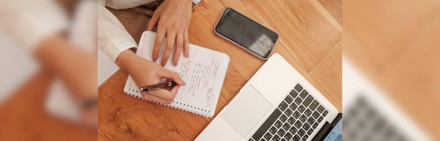 Para disfrutar de las vacaciones, que son un derecho, solo se debe redactar una carta formal para solicitar estos días de descanso. / FOTO: CANVA