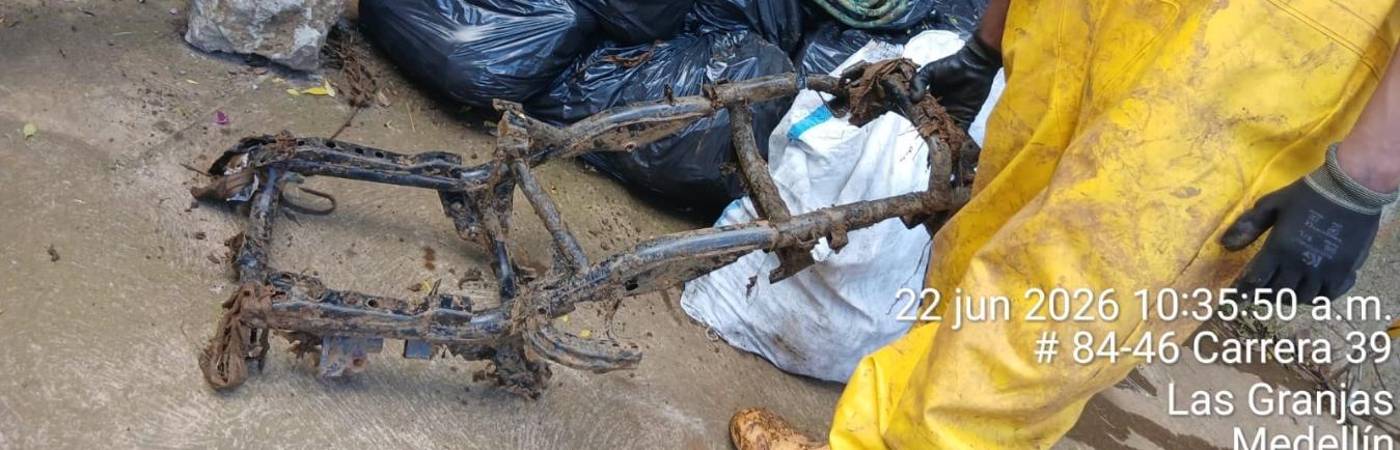 Este fue uno de los elementos encontrados dentro de la quebrada La Máquina, en Manrique. FOTO: CORTESÍA ALCALDÍA DE MEDELLÍN