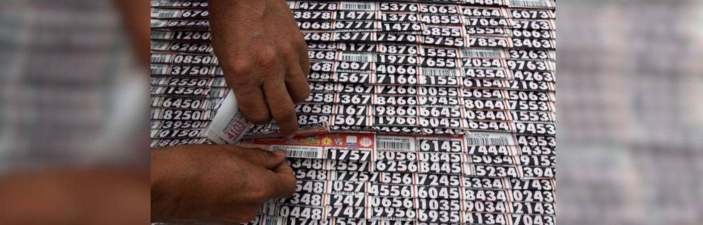 Revise los números ganadores; la suerte pudo acompañarlo este fin de semana. FOTO: JULIO CÉSAR HERRERA