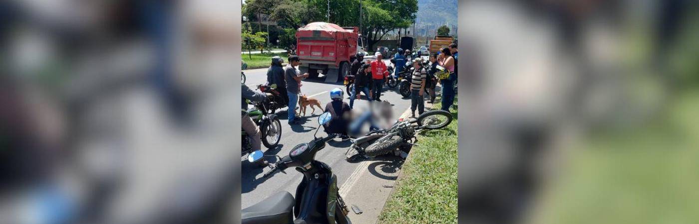 Este incidente que dejó un fallecido se presentó en Bello, a la altura de la glorieta de Niquia y se vieron involucrados una motocicleta y una volqueta. / FOTO: DENUNCIAS ANTIOQUIA