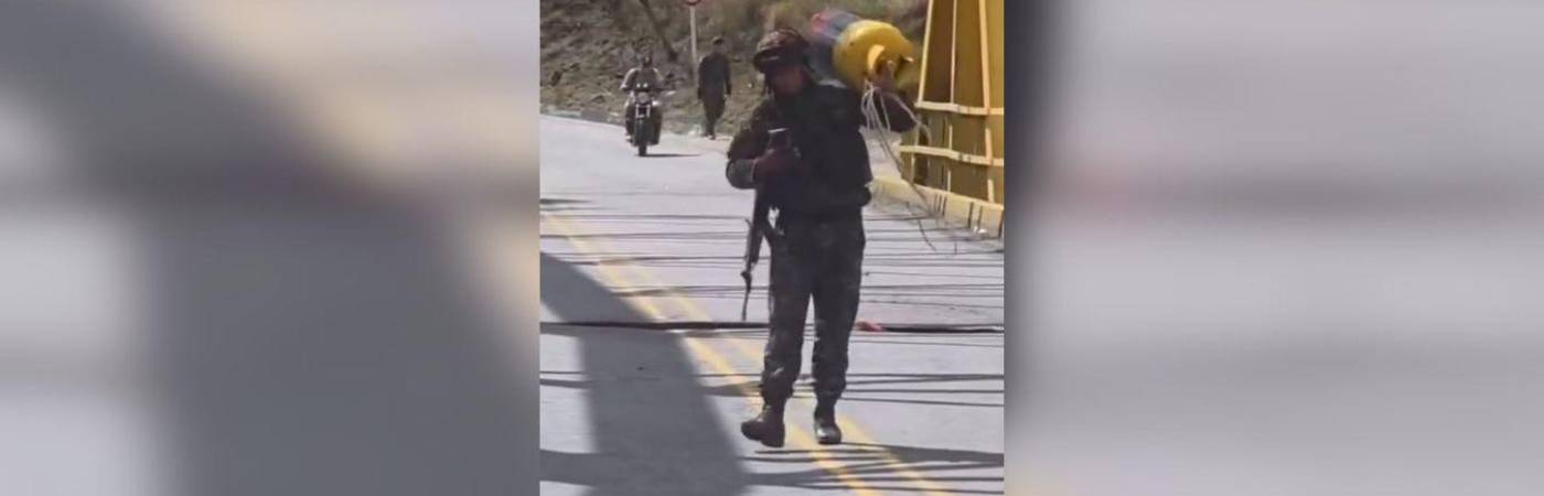 Héroe: soldado se echó cilindro bomba al hombro y evitó tragedia