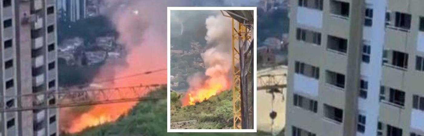 Sucedió en el sector La Pradera, en un punto en donde, según el alcalde, suelen arrojarse residuos de manera ilegal. FOTOS: FACEBOOK COMUNICADOS MEDELLÍN Y VIBRA PAISA