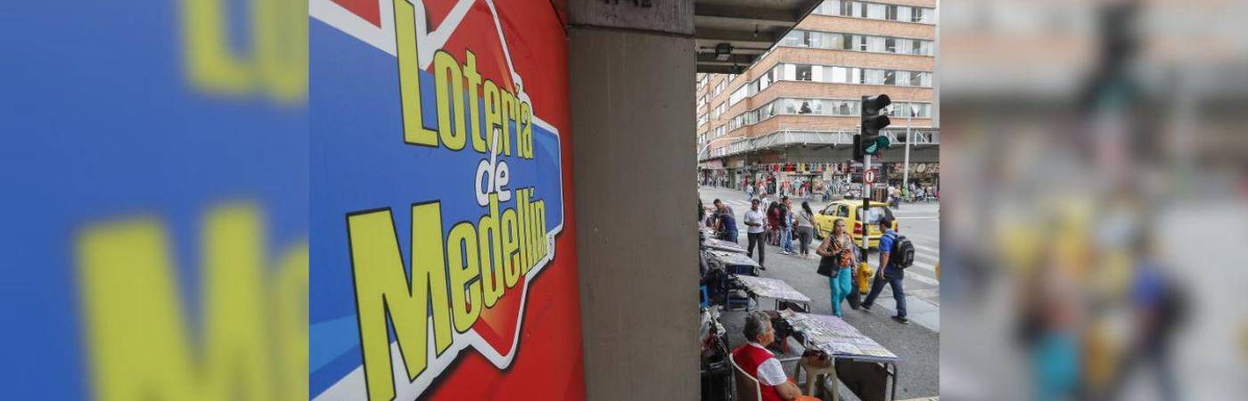 Venta de la Lotería de Medellín en el centro. FOTO: ARCHIVO - MANUEL SALDARRIAGA.