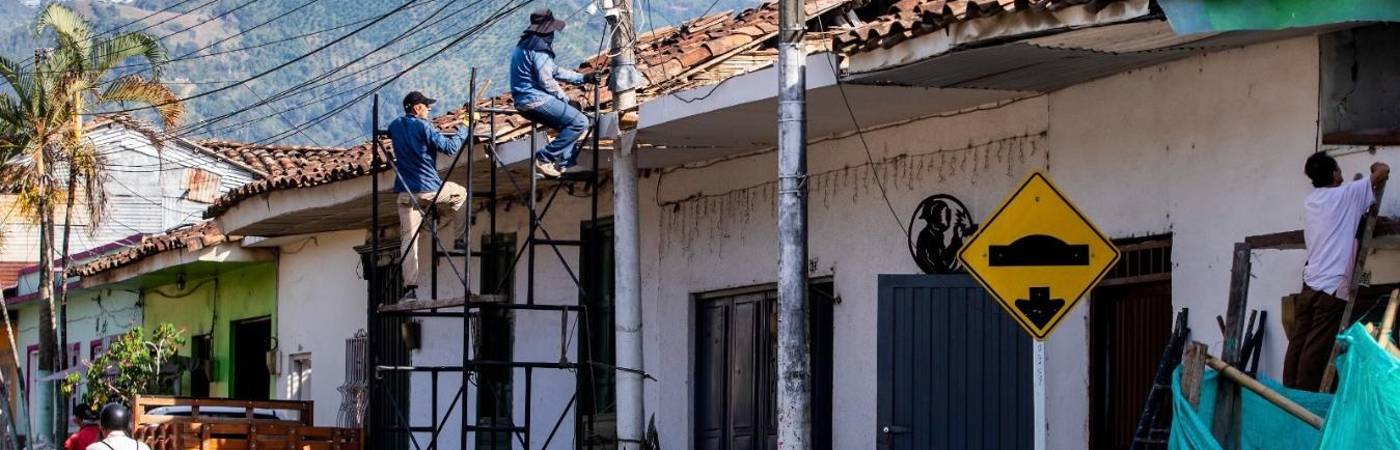 Después del terremoto, los afectados han buscado alternativas para mitigar el impacto del sismo en sus viviendas. FOTO: JULIO CÉSAR HERRERA