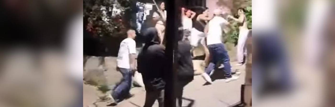 Enfrentamientos entre vecinos en Carpinelo, Comuna 1 Popular de Medellín. /FOTO: CAPTURA DE VIDEO TOMADA DE VICTAZOACTUAL