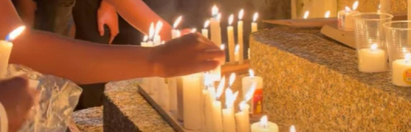 Población yaliseña se reunió para encender las velas. FOTO: CAPTURA DE VIDEO TOMADA DE FACEBOOK ALCALDÍA DE YALÍ