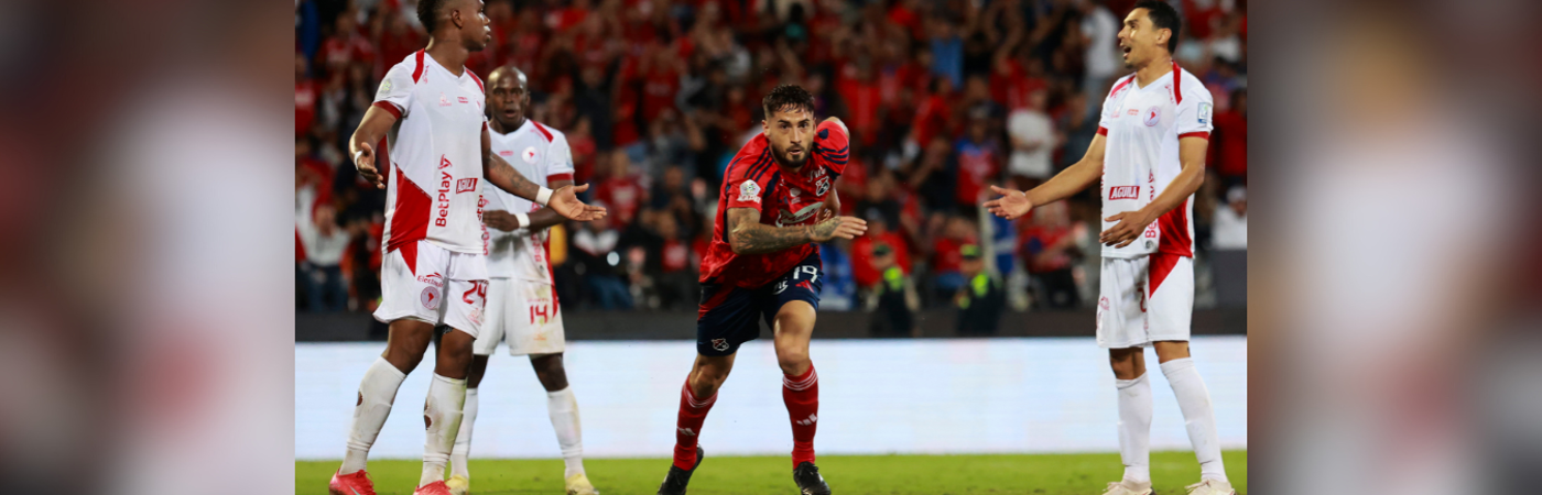 Francisco Fydriszewski (centro) ya sabe lo que es anotarle al América. Lo hizo en el empate 1-1 en la primera fecha de los cuadrangulares. / FOTO: MANUEL SALDARRIAGA