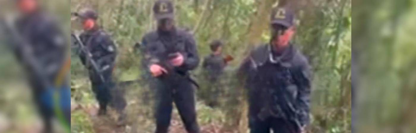 Supuestos integrantes de los Conquistadores de Oriente de Antioquia aparecen en el video publicado en redes sociales. /FOTO: TOMADA DE VIDEO 