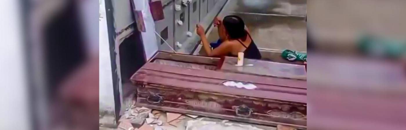 Momento en que la mujer se posaba alrededor del ataúd en Santander. /FOTO: TOMADO DE VANGUARDIA