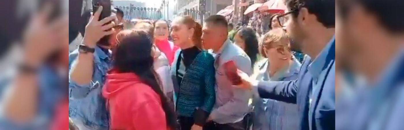 Momento en el que Uriel Rivera acosa a la presidenta de México, Claudia Sheinbaum, mientras esta saluda a sus seguidores en la calle. / FOTO: CAPTURA DE VIDEO 