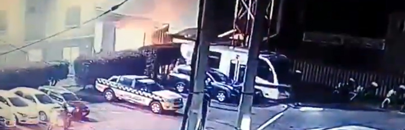 Momento de la conflagración en la estación de Policía. /FOTO: CAPTURA DE VIDEO