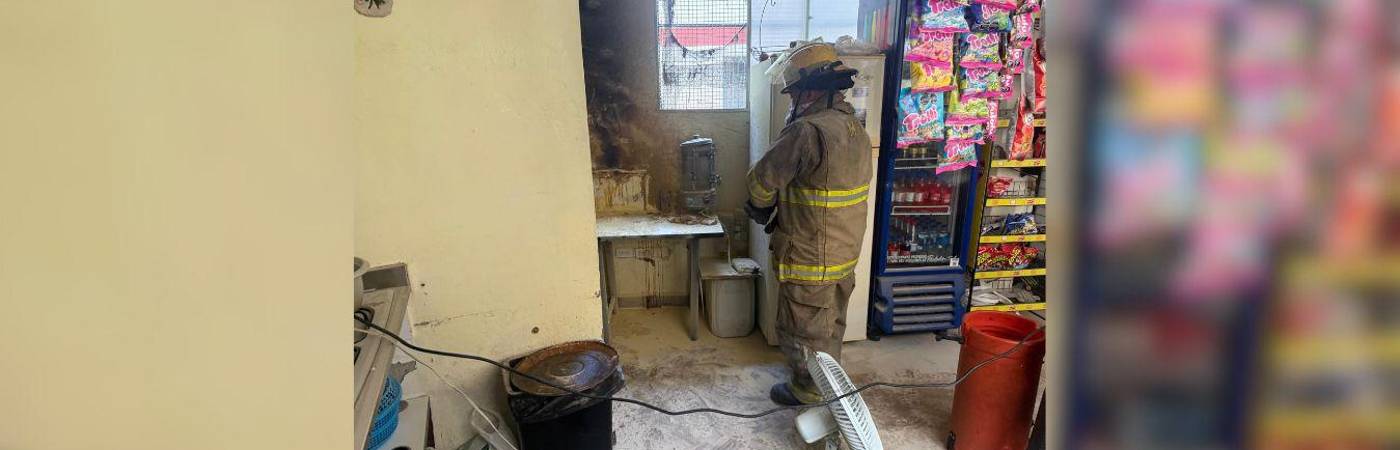 El incendio fue incipiente y no hubo lesionados de gravedad, solo 8 estudiantes y 2 adultos afectados por el humo. / FOTO: CORTESÍA BOMBEROS DE ITAGÜÍ
