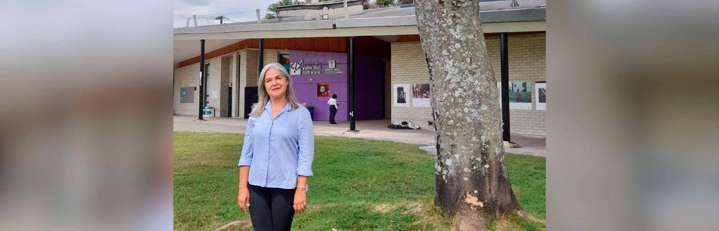 Desde la Biblioteca Manuel Mejía Vallejo, de Guayabal, María Elena nos contó que todos los días trabaja por el bienestar de su comuna. /FOTO: DANIEL GONZÁLEZ JARAMILLO