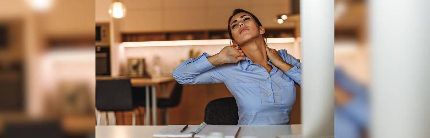 Aplique las recomendaciones que se le facilitan en este artículo para que evite molestias y cansancio muscular por el trabajo desde casa. / FOTO: CANVA