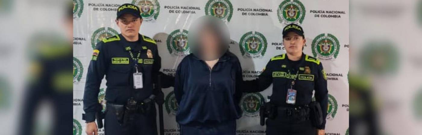 La mujer tenía una notificación de Interpol que hicieron efectiva los miembros de la Policía Nacional. FOTO: POLICÍA NACIONAL