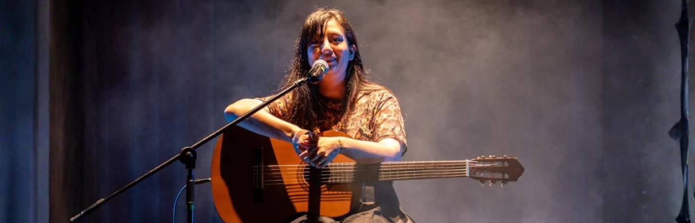 A su hijo Marcos, quien la acompaña en la foto, le contagió su pasión por la música y también por la cuentería. FOTO: CORTESÍA
