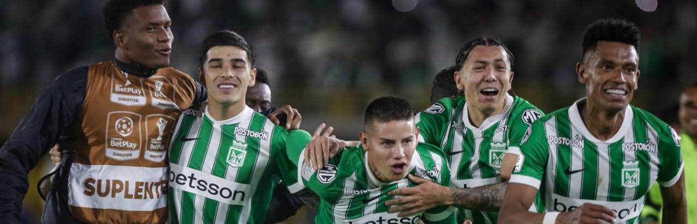 Como con un pincel, James Rodríguez (centro) puso el balón perfecto para que llegara el tercer gol del Verde y se consiguiera el triunfo. FOTO: COLPRENSA