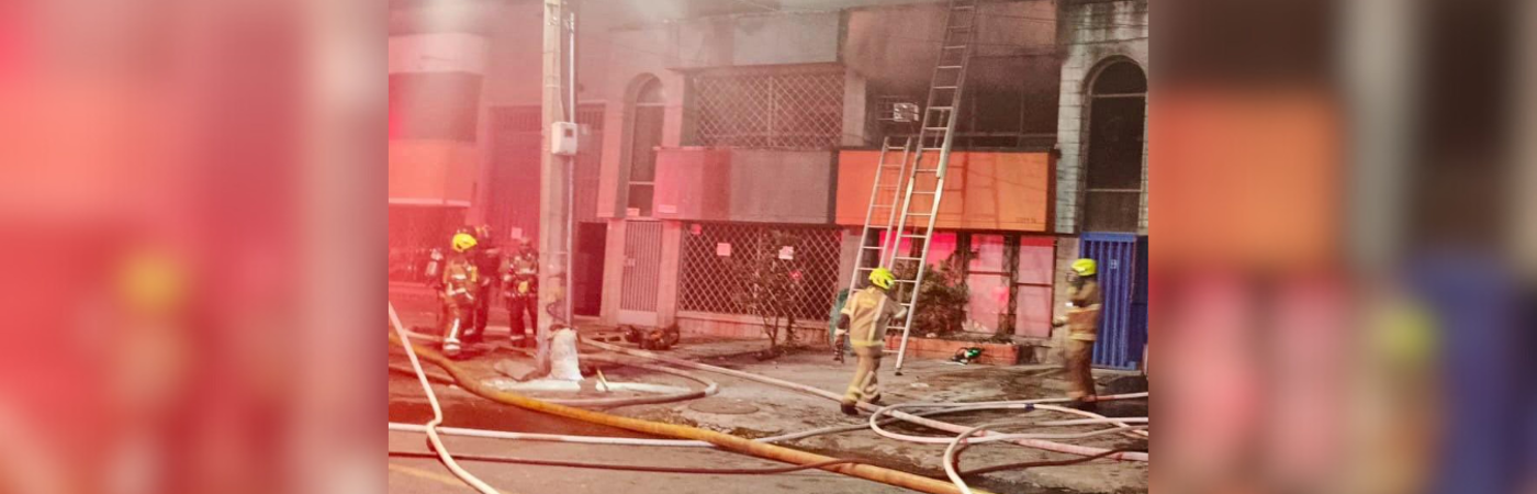 Atención a incendio en Guayabal. /FOTO: X @FICOGUTIÉRREZ