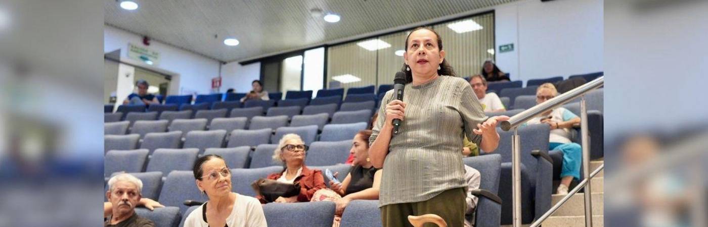 Cuidadoras exponiendo esta semana sus inquietudes y sugerencias al Concejo. FOTO: ALCALDÍA DE MEDELLÍN