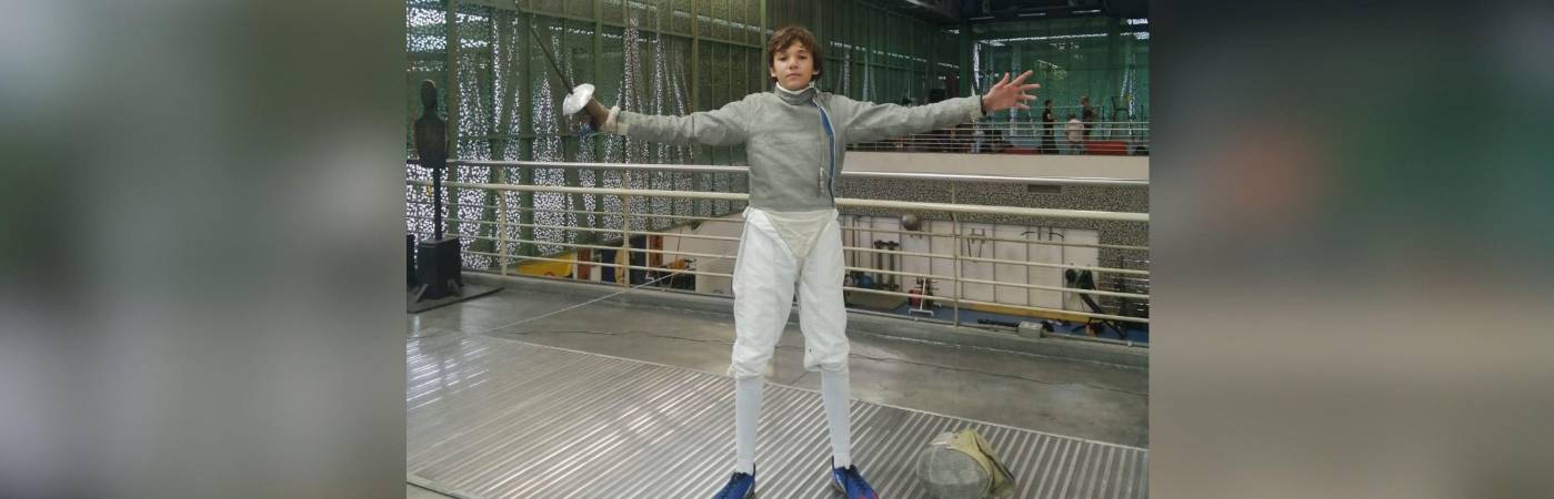 Mikhail Alexandrovich Churin Fernández, de 15 años, ha tenido un destacado desempeño en la esgrima desde muy niño. FOTO: CORTESÍA