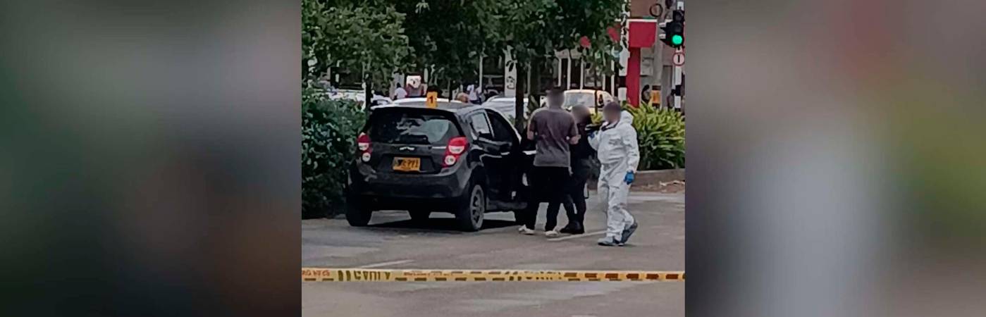 Tras el crimen, el carro que conducía la víctima quedó en el lugar del ataque. /FOTO: DENUNCIAS ANTIOQUIA