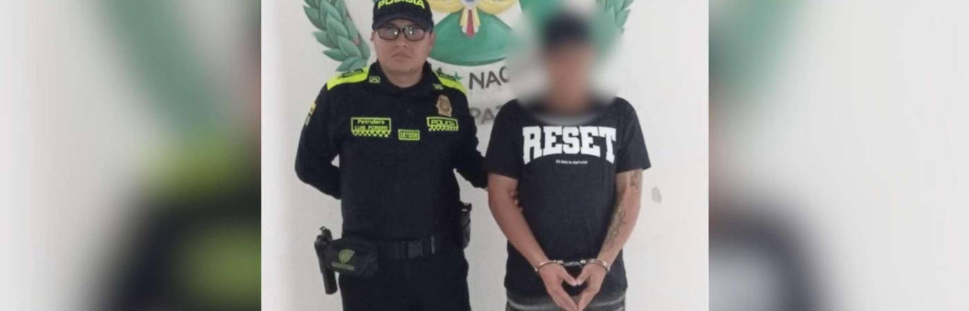 Tras presentarse ante las autoridades, al sujeto le hicieron efectiva la orden de captura que había en su contra. /FOTO: CORTESÍA