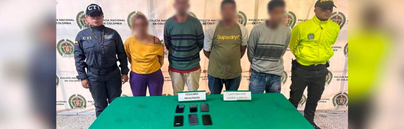 Los capturados son tres hombres y una mujer, a quienes les incautaron seis celulares. /FOTO: POLICÍA NACIONAL