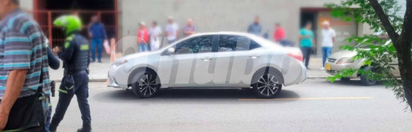 Así quedó el carro en el que balearon a un venezolano en Belén. /FOTO: CORTESÍA 