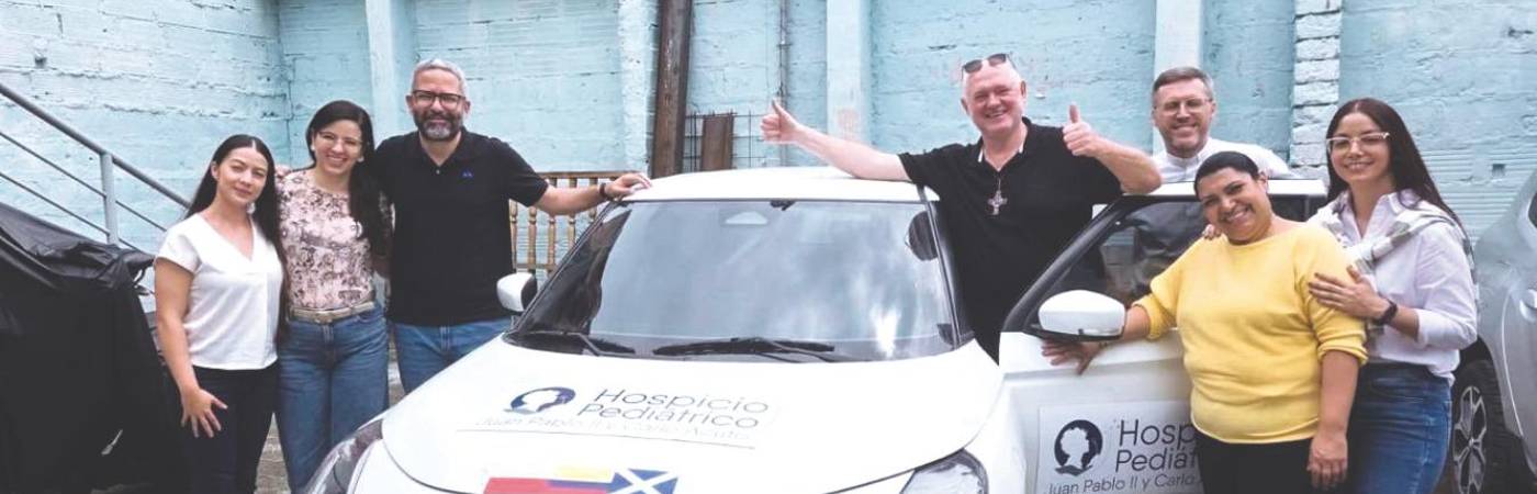 El pediatra Miguel Bayona (tercero de izq. a der.) junto con varios miembros de la Asociación de Padres Palotinos FOTO: CORTESÍA