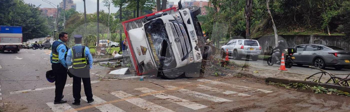 Este hecho no dejó víctimas mortales, solo 2 personas con heridas leves. Las autoridades hacen presencia en el lugar para atender la situación. / FOTO: ANDRÉS GARCÍA