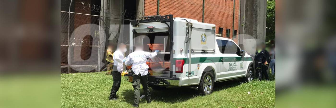El cuerpo hallado en el río fue trasladado por la Sijín de la Policía a Medicina Legal. FOTO: LAURA ROSA JIMÉNEZ VALENCIA