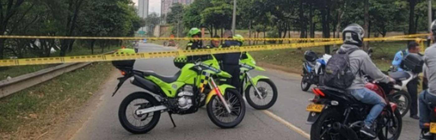 La vía Regional Oriental fue cerrada mientras realizaban las labores judiciales y la inspección del cadáver del presunto ladrón. /FOTO: CORTESÍA