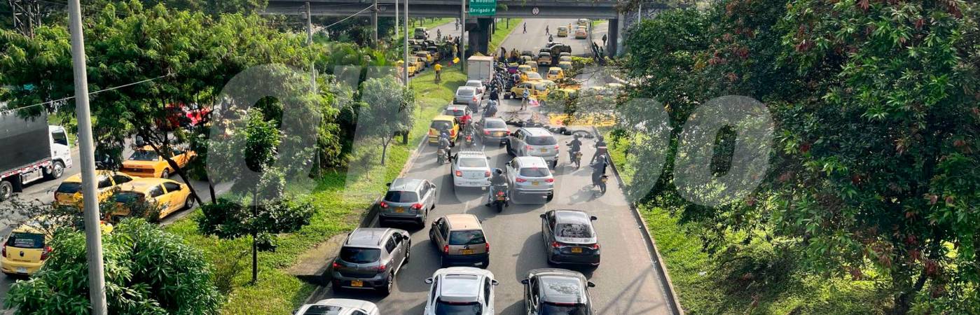 Bloqueo de taxistas en la avenida Regional a la altura de la estación Envigado del metro. /FOTO: CORTESÍA
